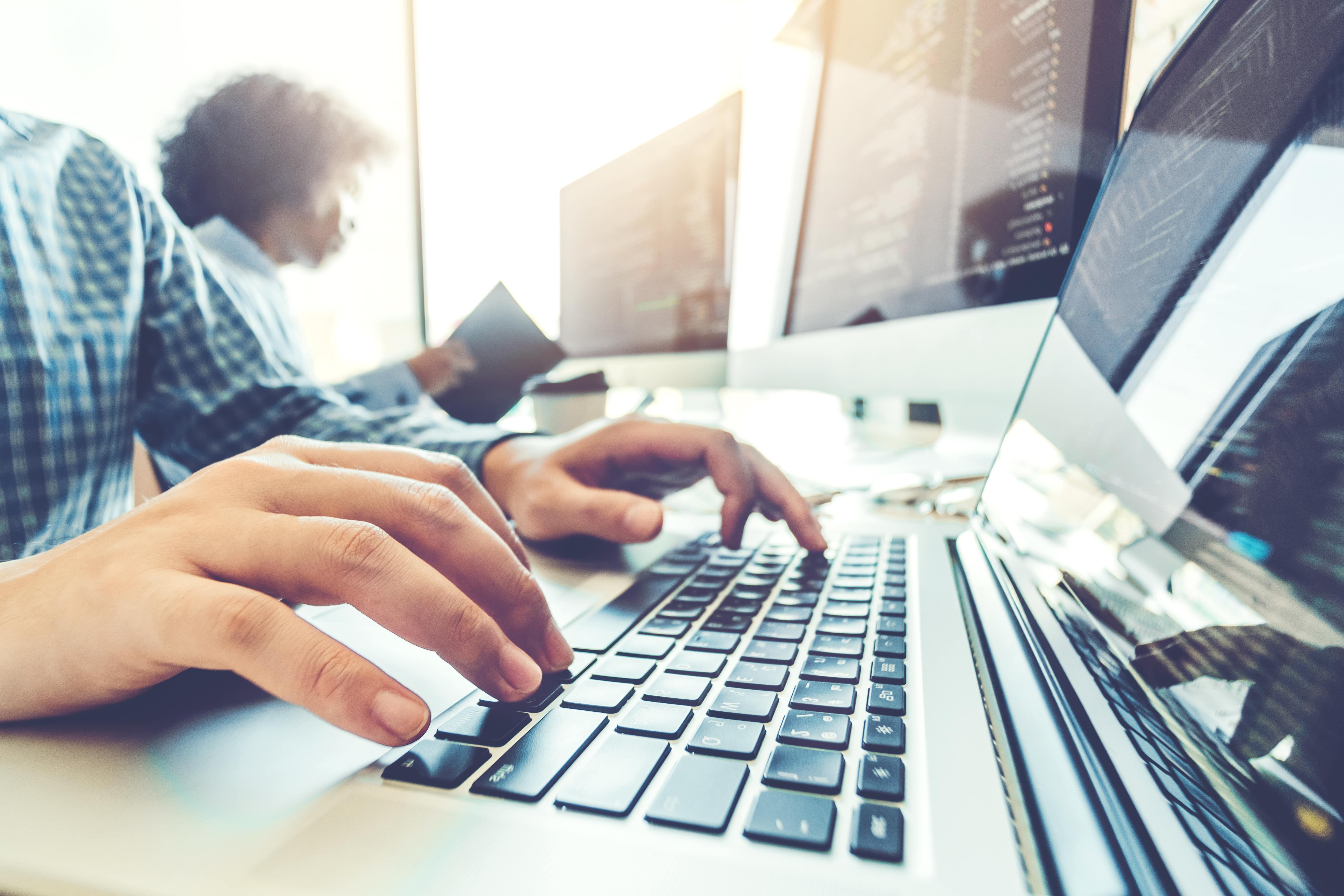 We software. Компьютер программирование. Компьютер программиста. Программист картинки. Информационные технологии и программирование.